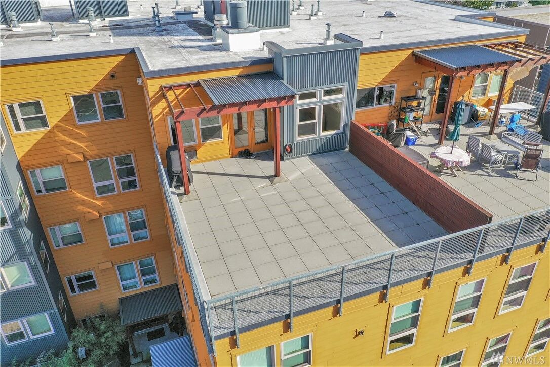 Property Photo:  827  Hiawatha Place S 614  WA 98144 