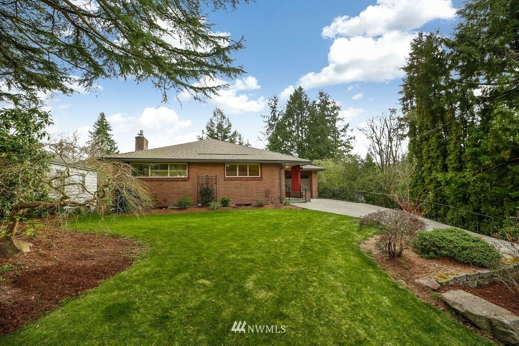 Property Photo:  2015 NE 104th St  WA 98125 