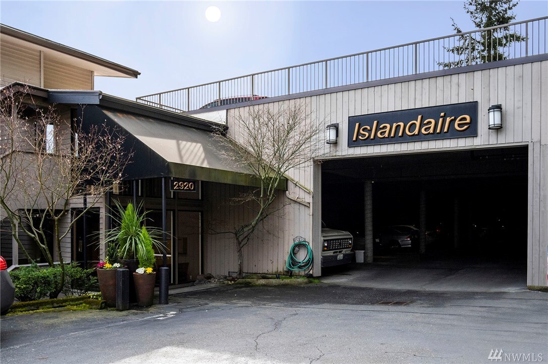 Property Photo:  2920  76th Avenue SE #101  WA 98040 