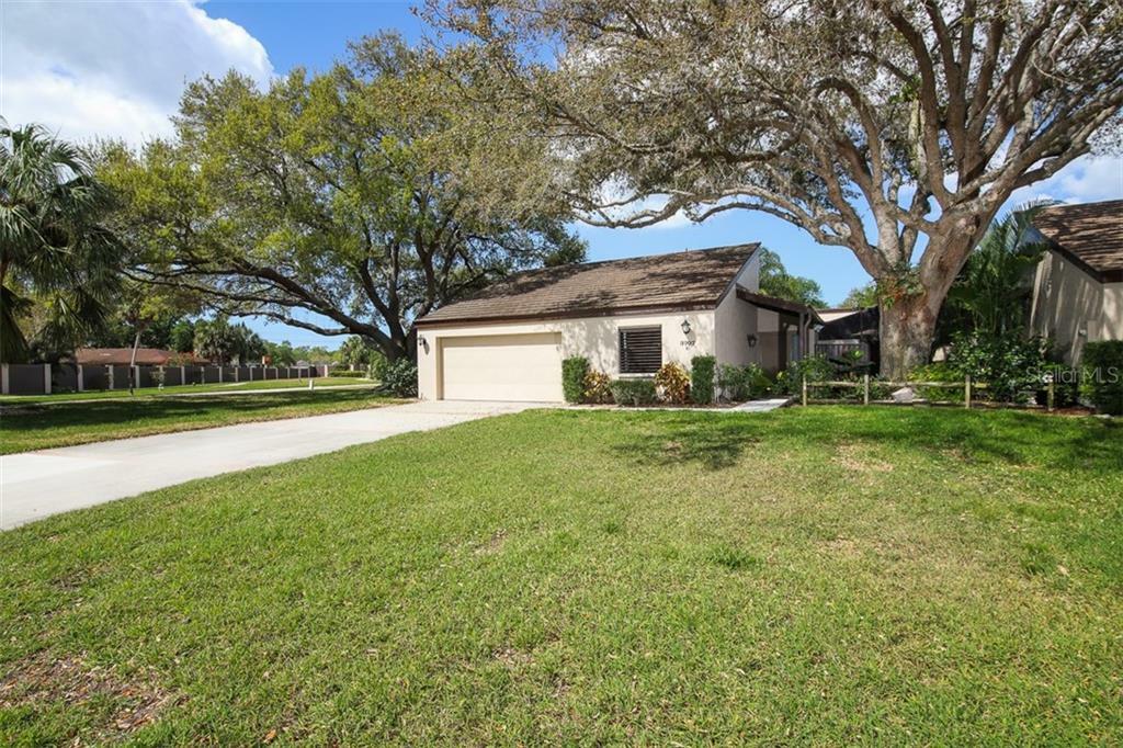 Property Photo:  3707 Glen Oaks Manor Drive  FL 34232 