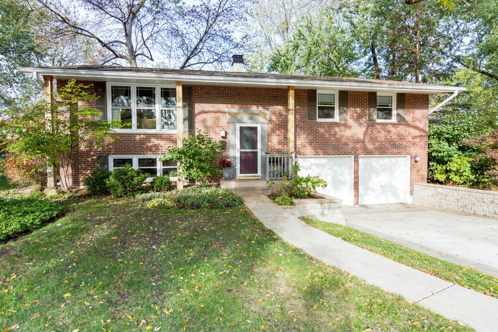 Property Photo:  128 S Patricia Court  IL 60074 