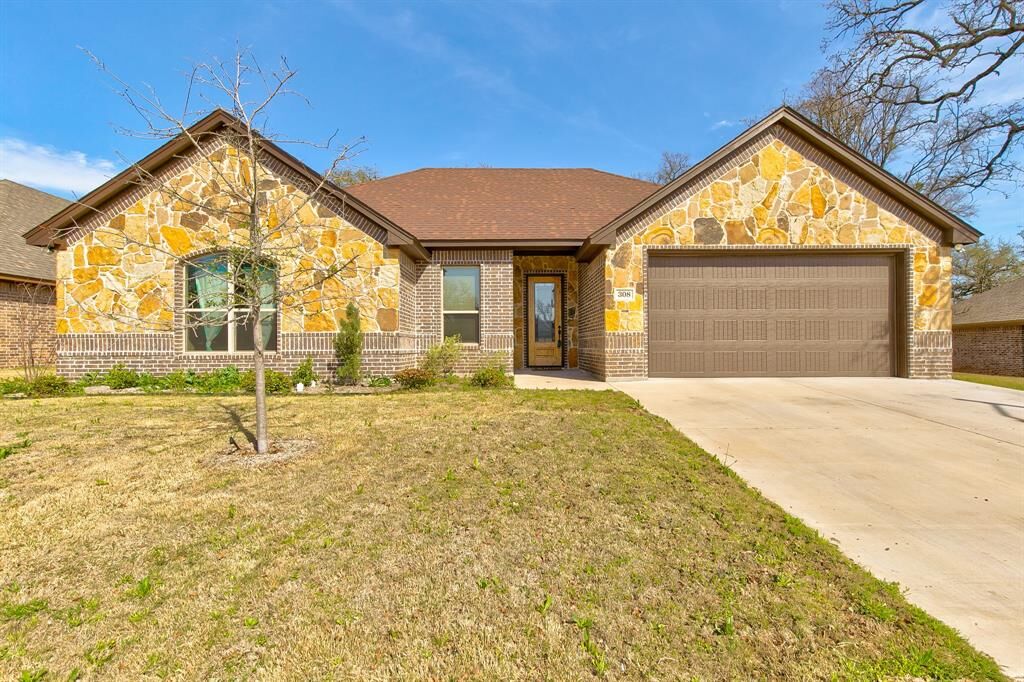 Property Photo:  308 Donna Circle  TX 76049 