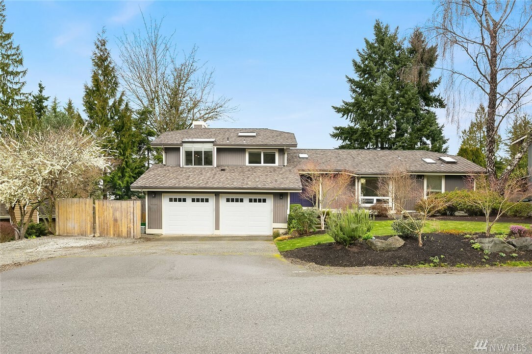 Property Photo:  1040 NW Honeywood Place  WA 98027 