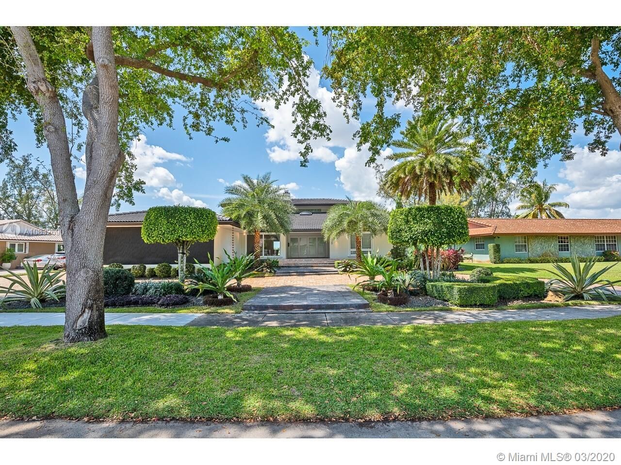 Property Photo: 16020 W Prestwick Pl FL 33014