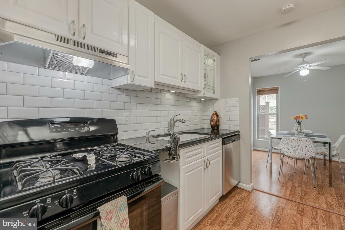 Property Photo: 8 Canterbury Square 101 VA 22304