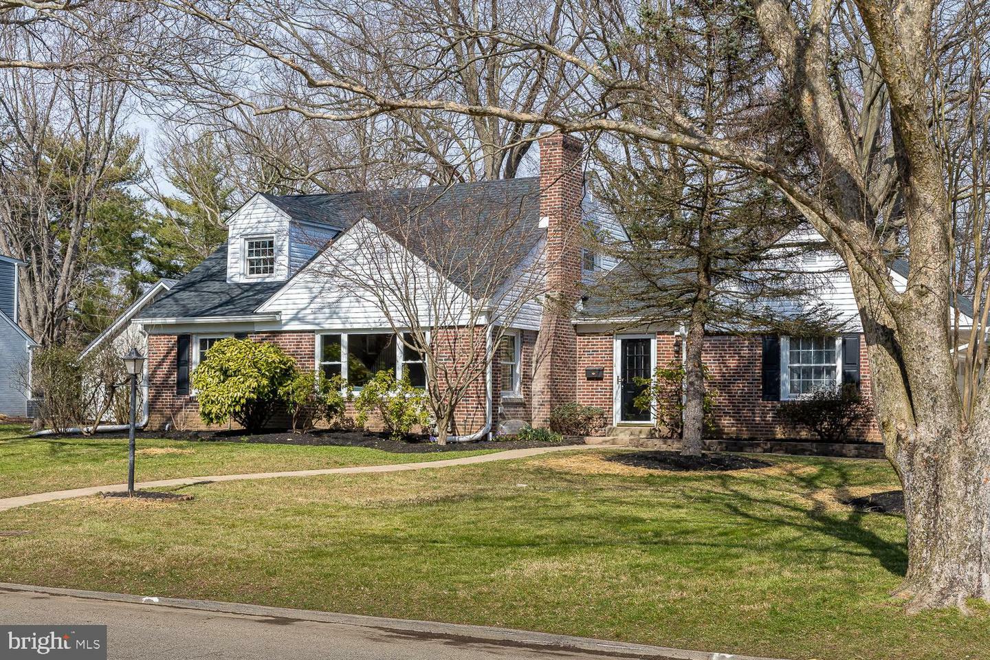Property Photo: 402 Golfview Road PA 19086