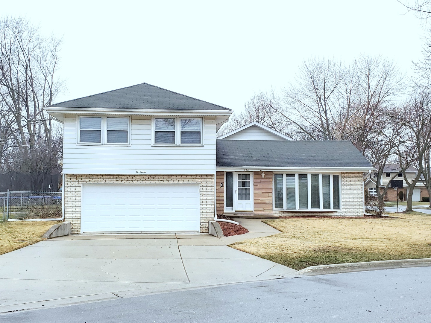 Property Photo:  220 Finsbury Lane  IL 60526 