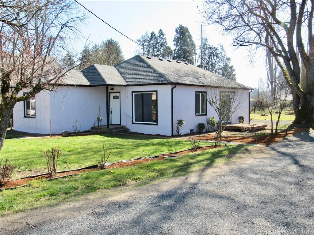 Property Photo:  120 N Maple St  WA 98626 