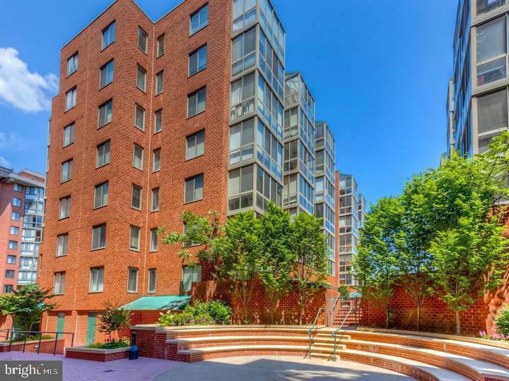 Property Photo: 1045 N Utah Street 2-602 VA 22201