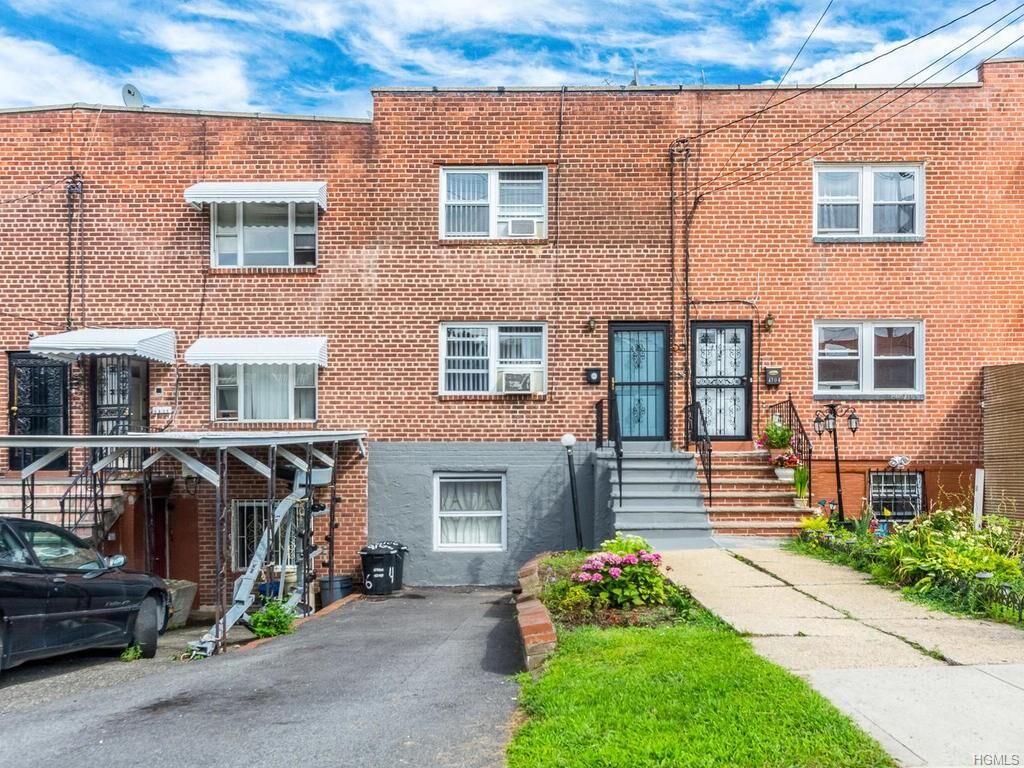 Property Photo:  4106 Paulding Avenue  NY 10466 