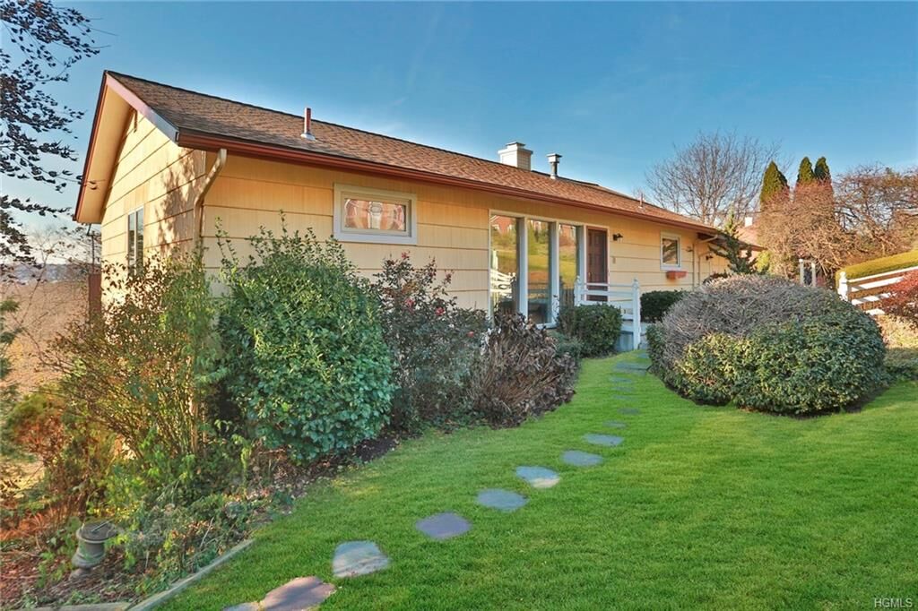 Property Photo:  17 Meadowbrook Drive  NY 10562 