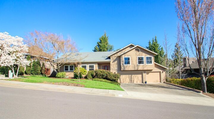 1085 Kristen Drive  Medford OR 97504 photo