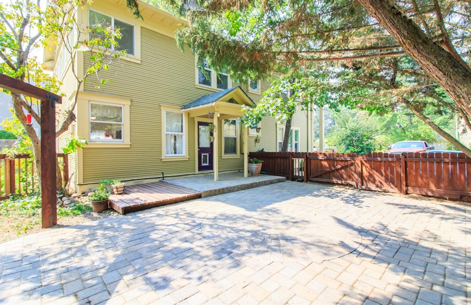 Property Photo: 203 W 2nd Street OR 97535