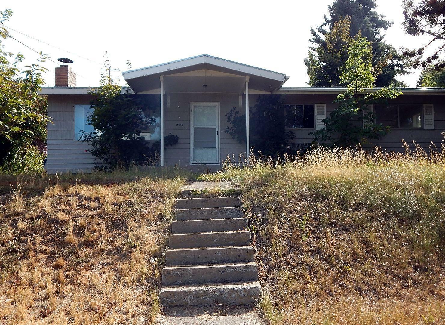 Property Photo:  2445 California Avenue  OR 97601 