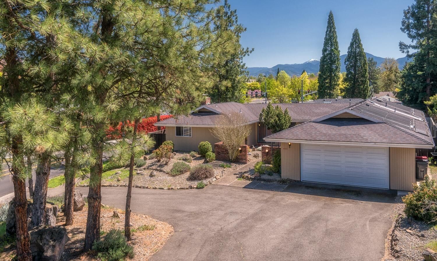 Property Photo: 480 Piccadilly Circle OR 97504