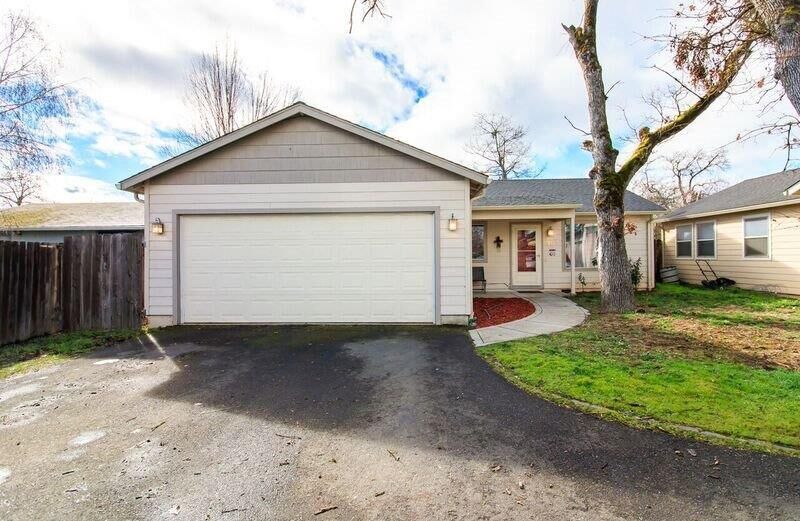 Property Photo:  903 Narregan Street  OR 97501 