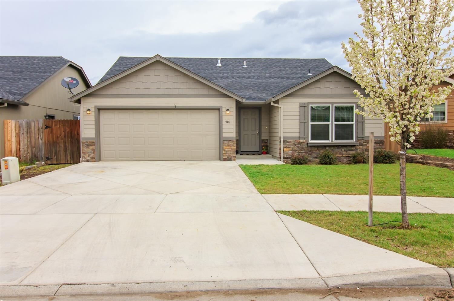 Property Photo: 908 Pendleton Drive OR 97501