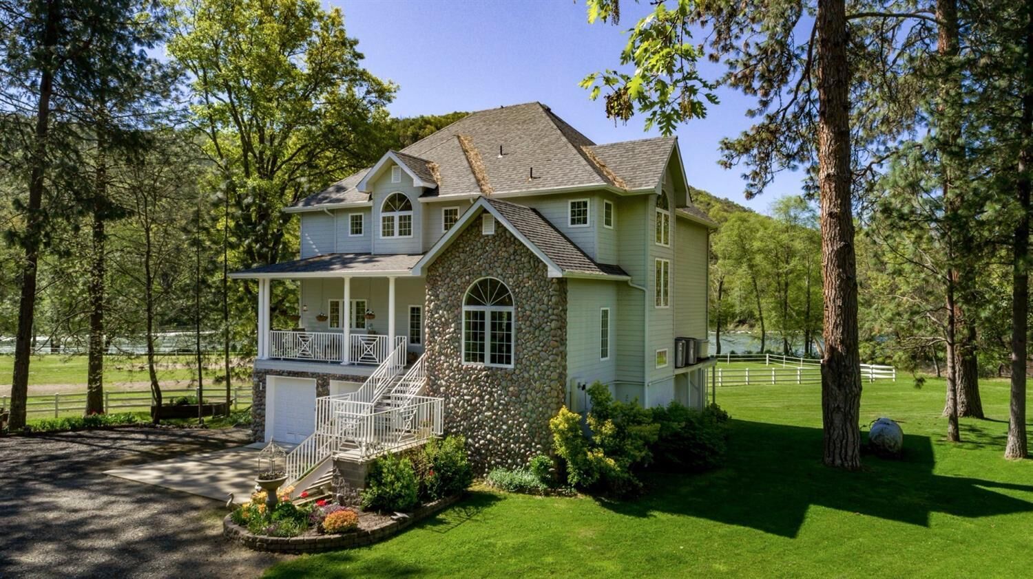 Property Photo: 12539 Hwy 234 OR 97525