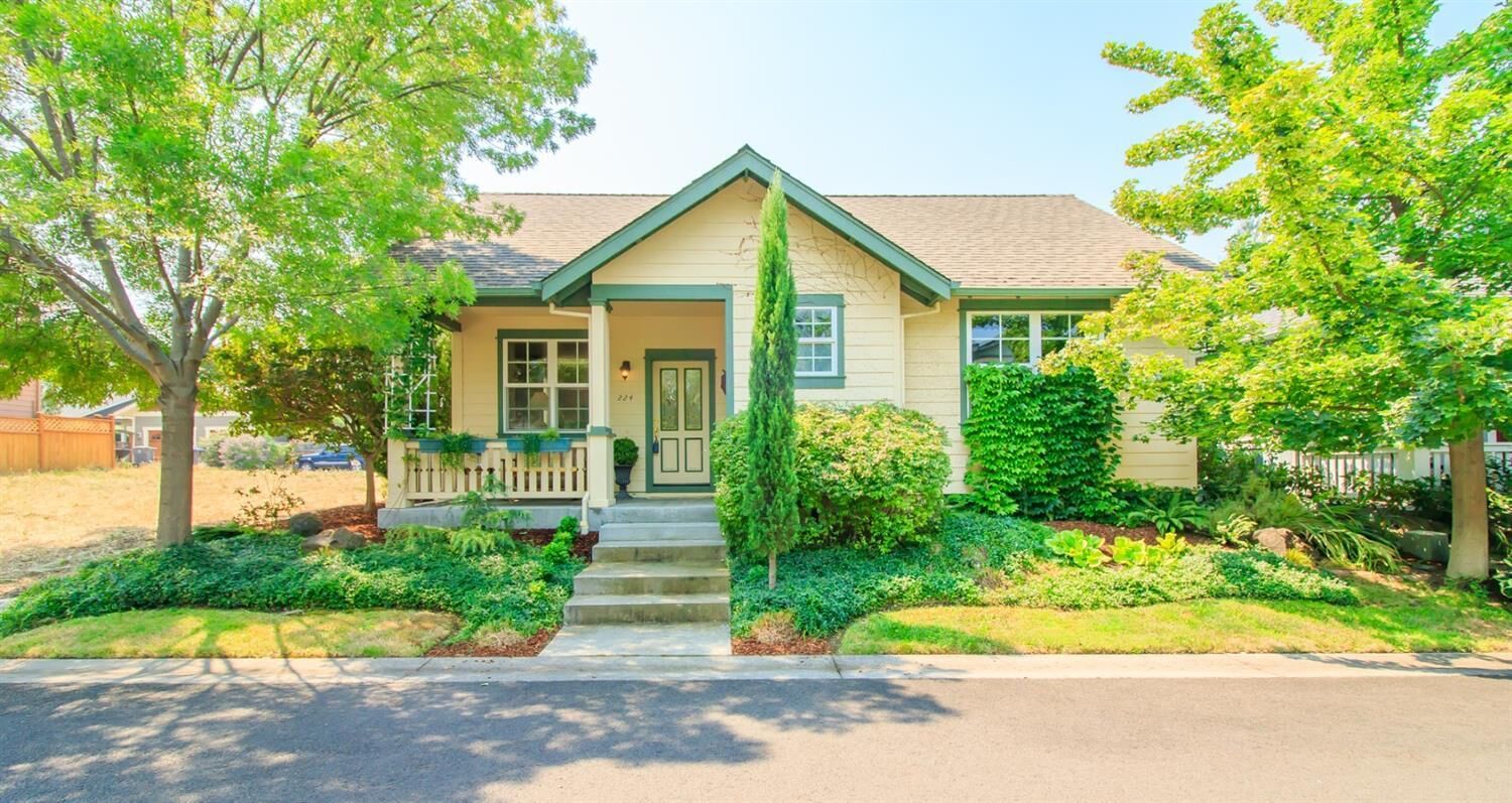 Property Photo: 224 Willow Way OR 97540