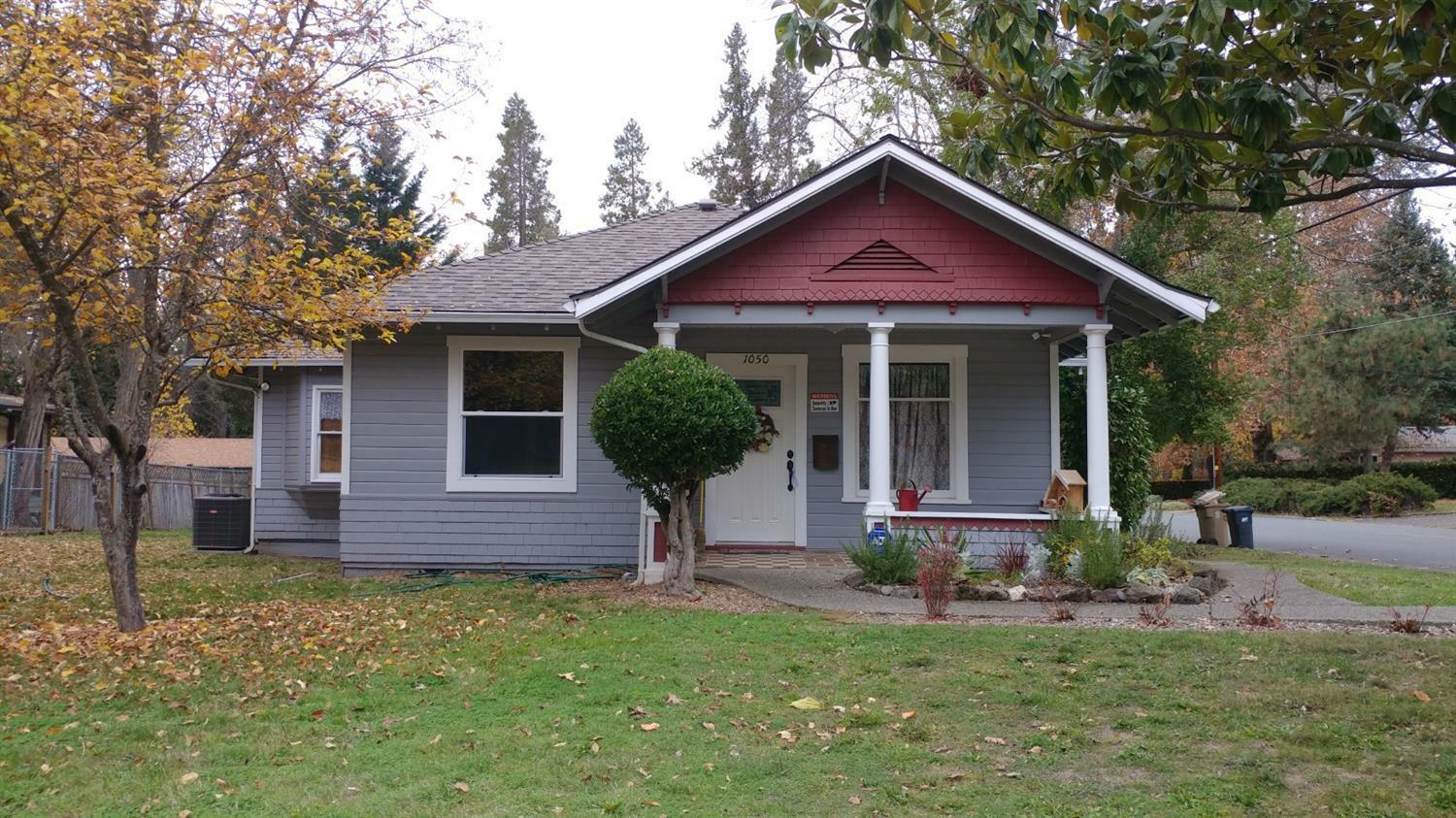 Property Photo:  1050 NW Hawthorne Avenue  OR 97526 