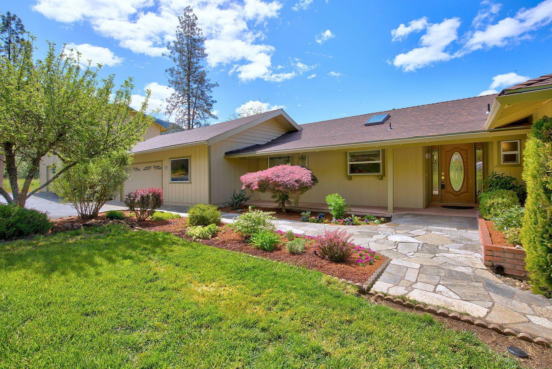 Property Photo:  695 Meadow Lark Lane  OR 97526 