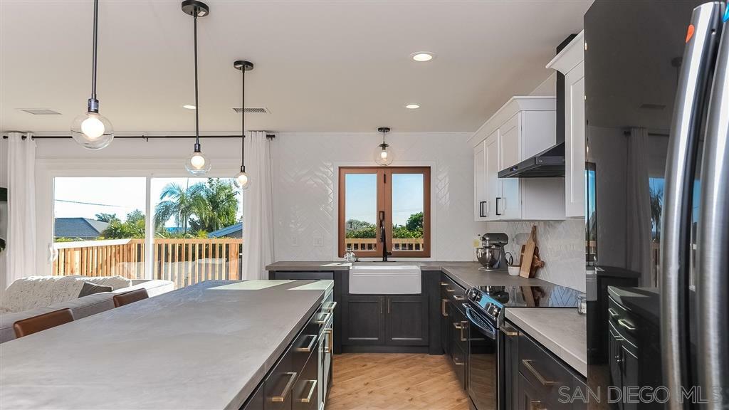 Property Photo: 1549 Hunsaker St CA 92054