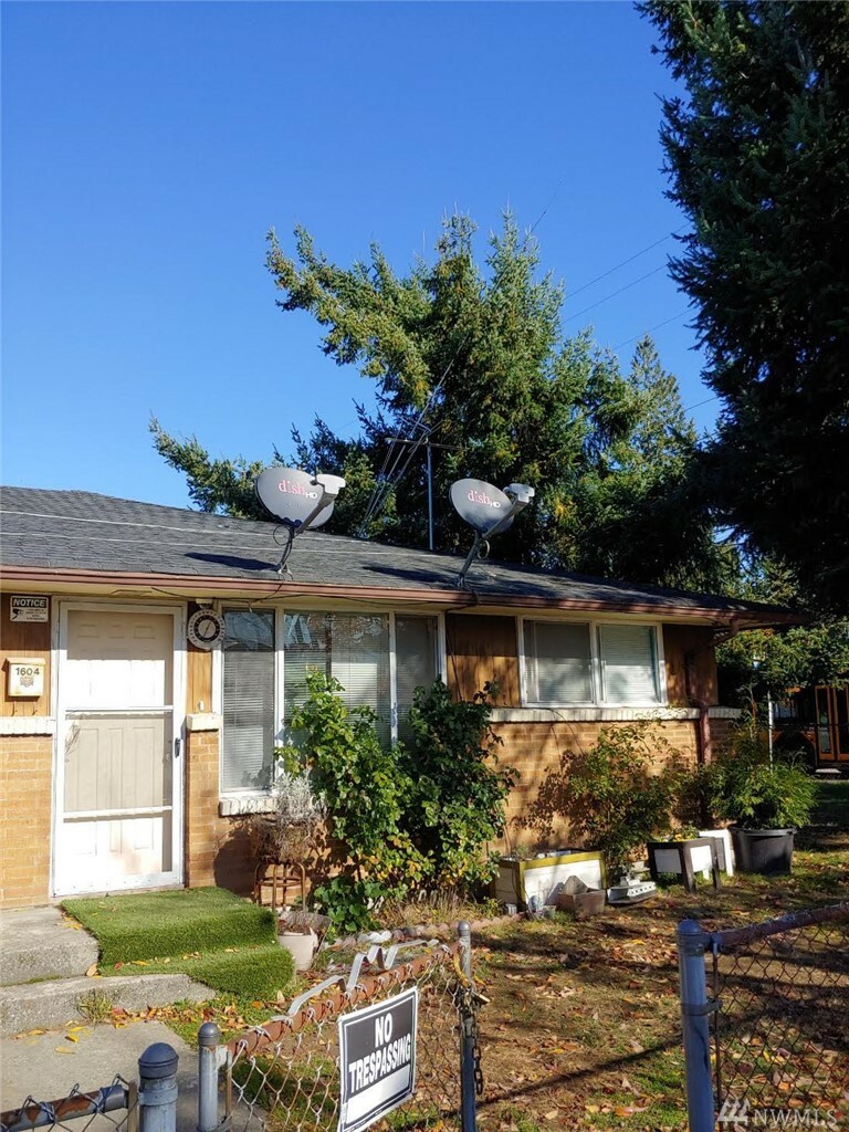 Property Photo:  1604 SW Henderson St  WA 98106 