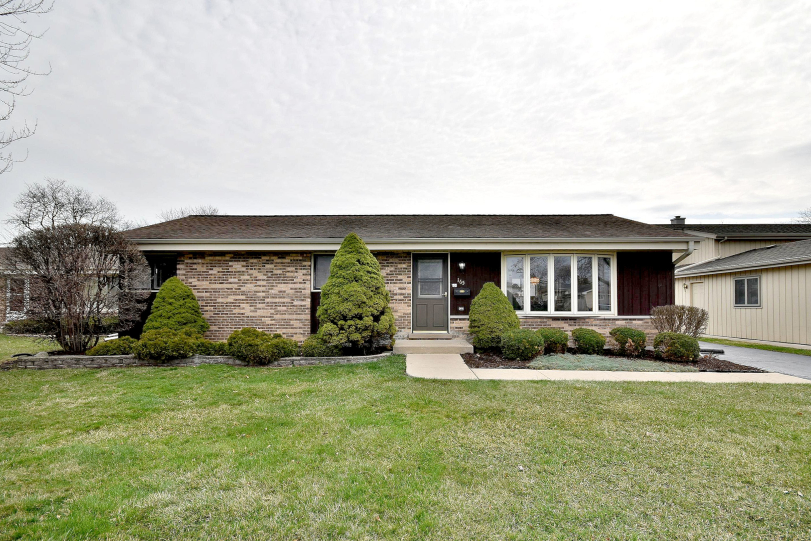 Property Photo:  165 South Richard Court  IL 60101 