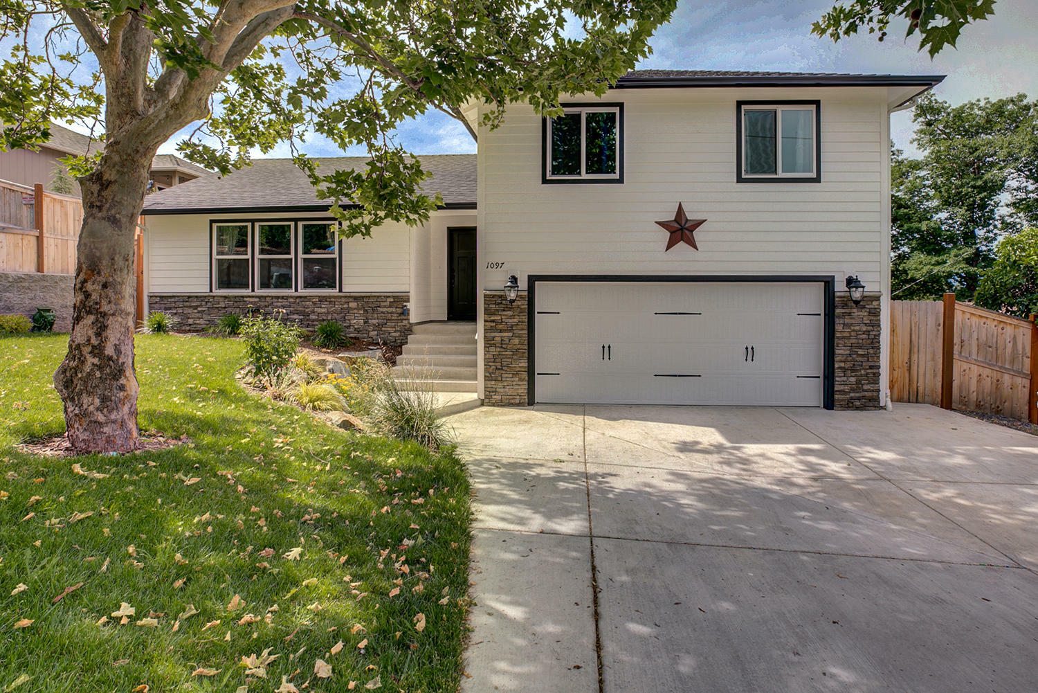 Property Photo:  1097 NE Savage Street  OR 97526 
