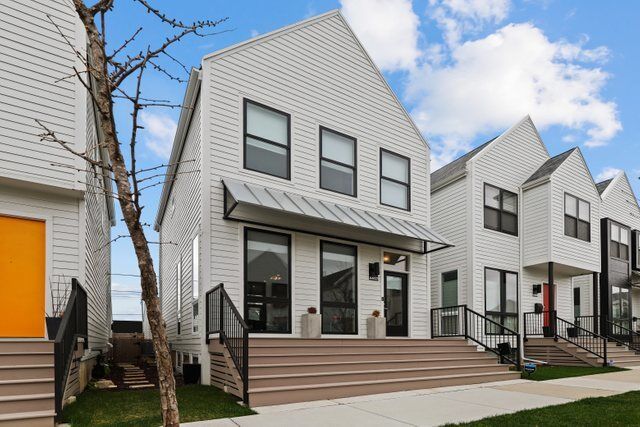 Property Photo: 4407 W Waveland Avenue IL 60641