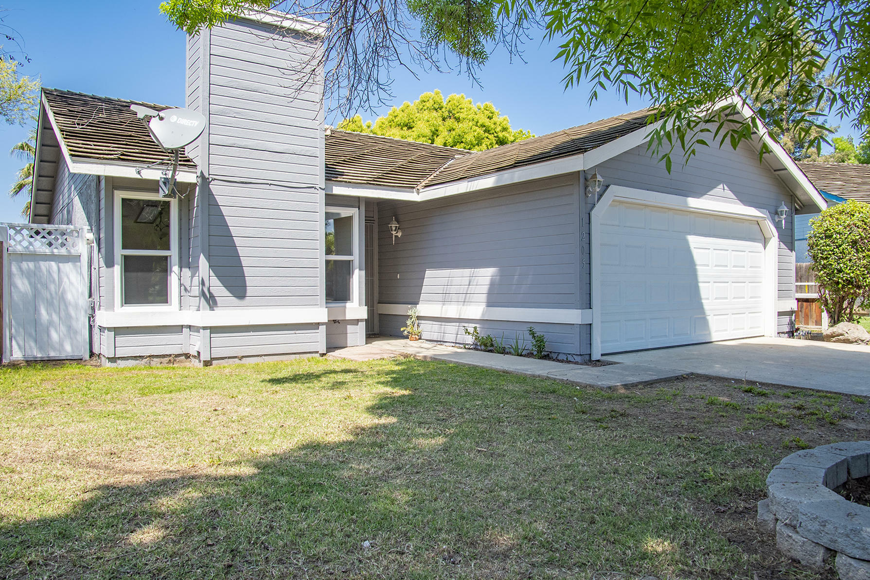 Property Photo:  1205 N June Court  CA 93223 