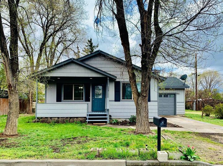 528 SE Cascade Avenue  Redmond OR 97756 photo