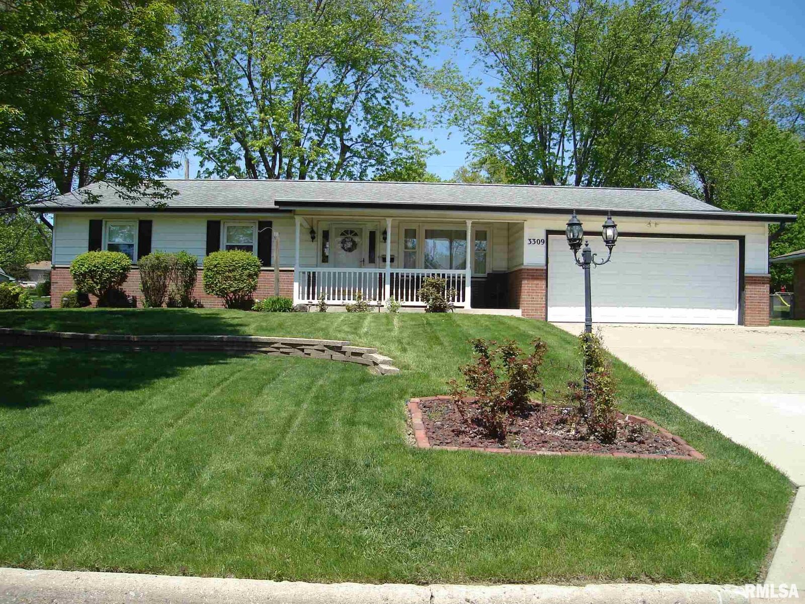 Property Photo: 3309 W Chartwell IL 61614