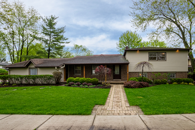 Property Photo: 10 Cambridge Court IL 60089