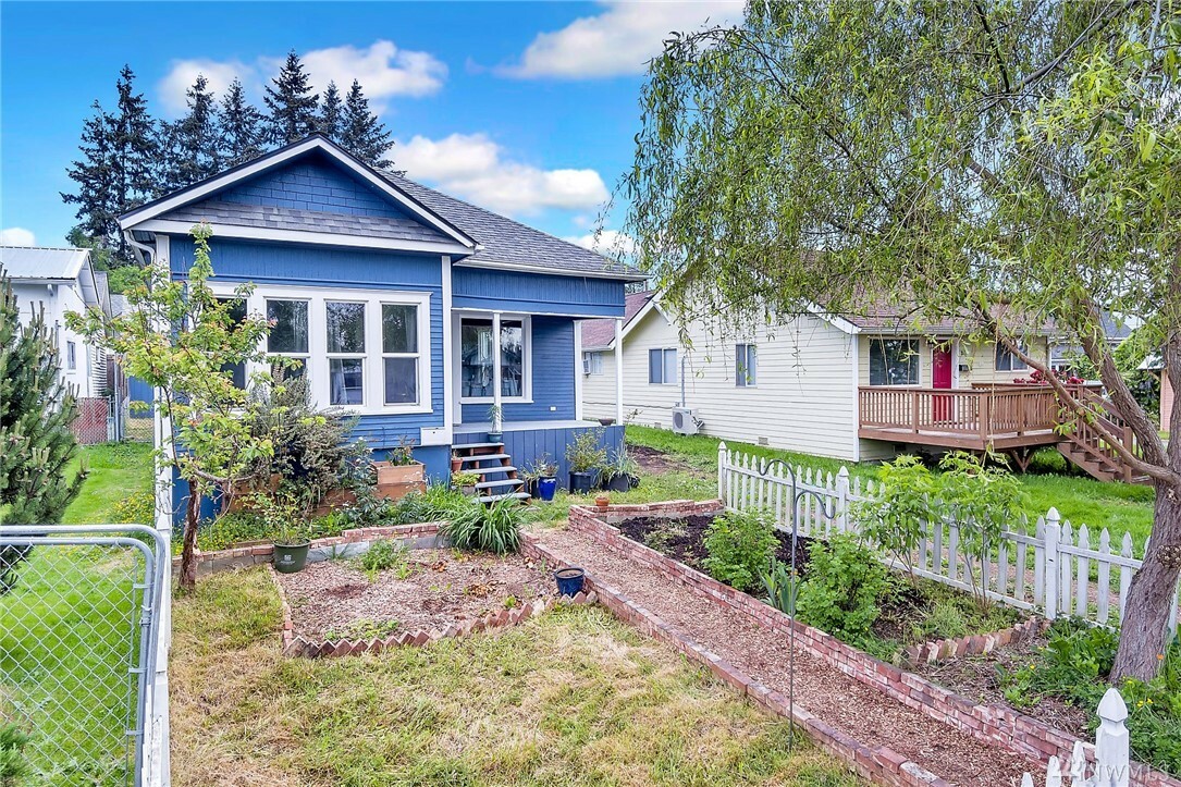 Property Photo:  2705 18th St  WA 98201 