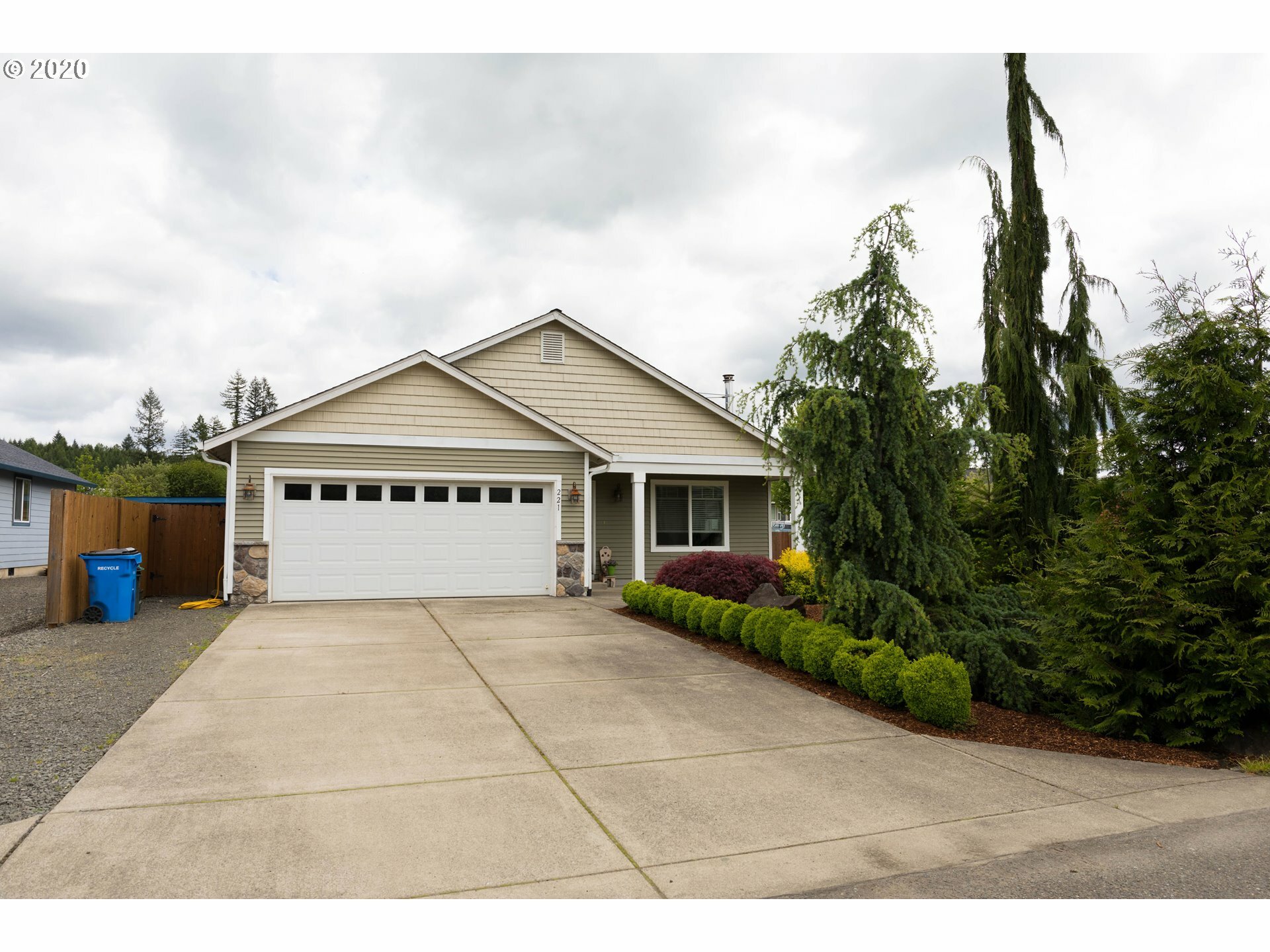 Property Photo:  221 S Spruce Ave  WA 98675 