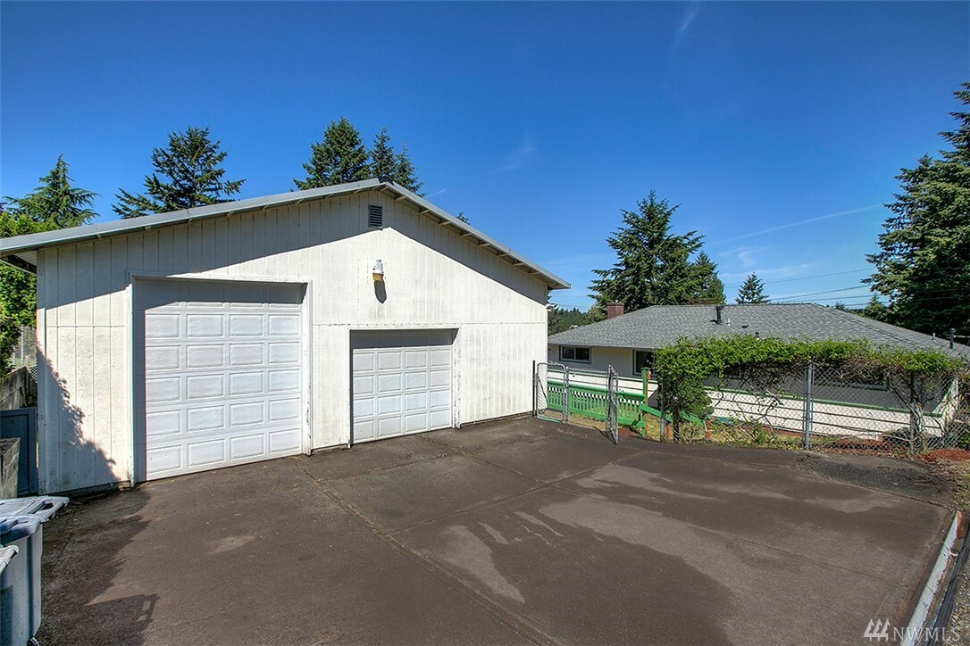 Property Photo:  1017 SW 158th St  WA 98166 