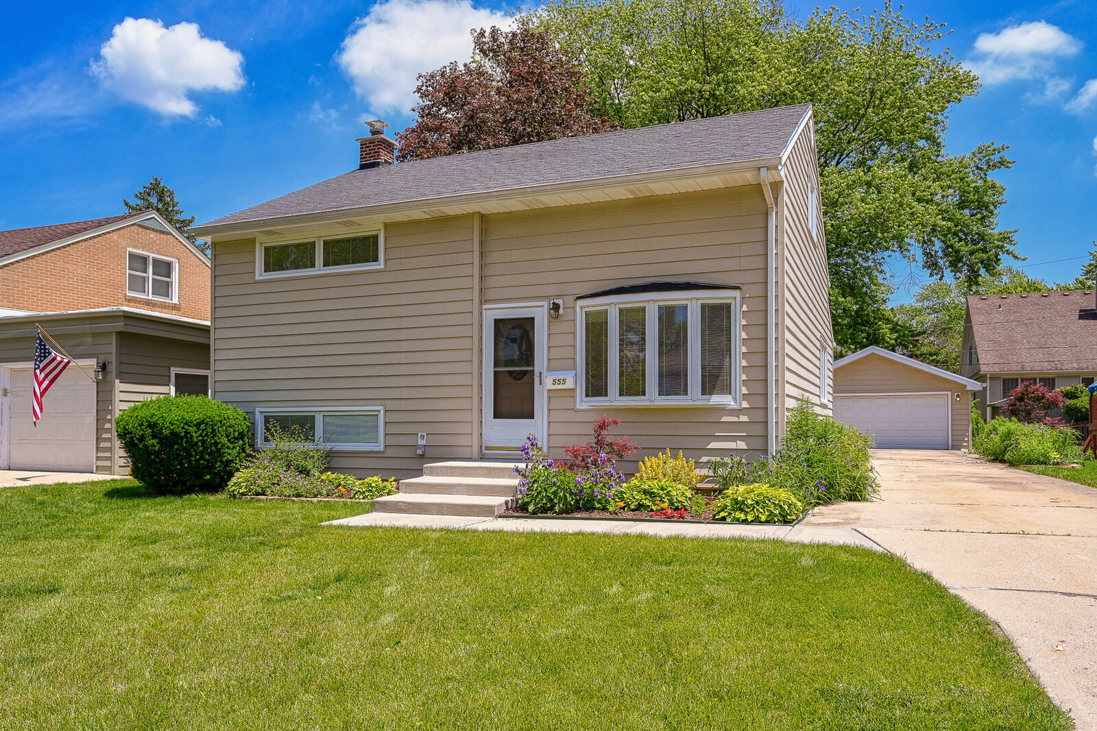 Property Photo: 555 South Edgewood Avenue IL 60148