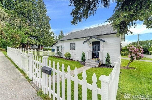 Property Photo:  1815 4th St  WA 98290 