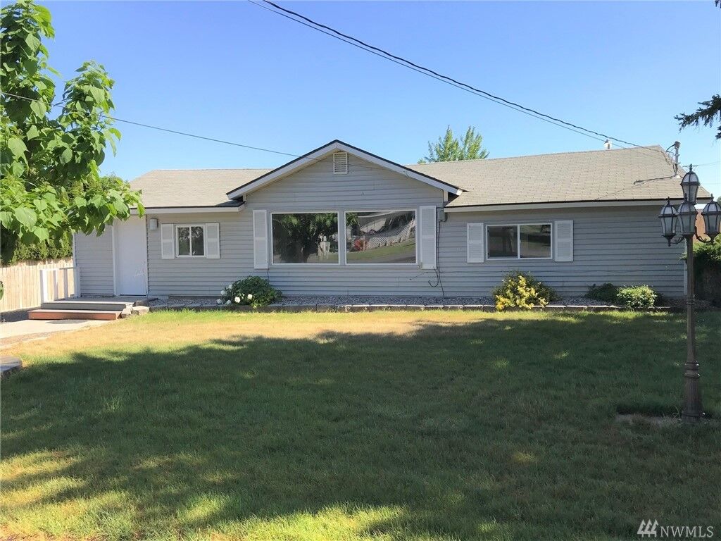 Property Photo:  7503  Rainier Road NE  WA 98837 