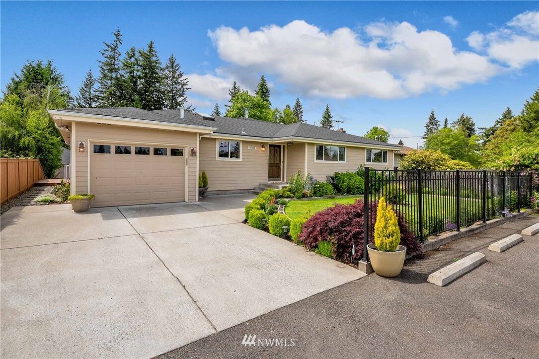 Property Photo:  19257  Ashworth Avenue N  WA 98133 