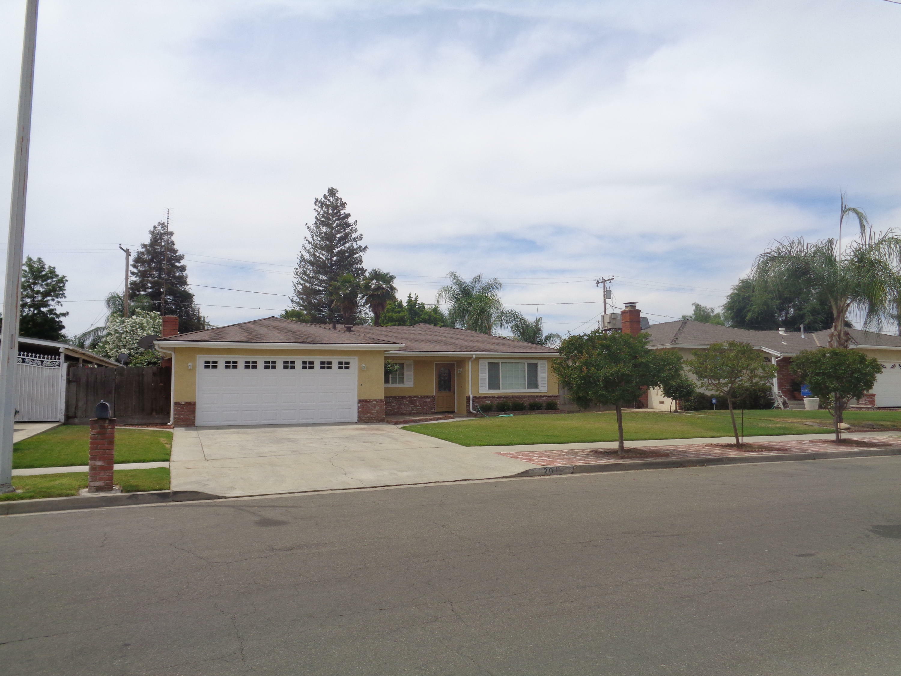 201 E Lois Avenue  Tulare CA 93274 photo