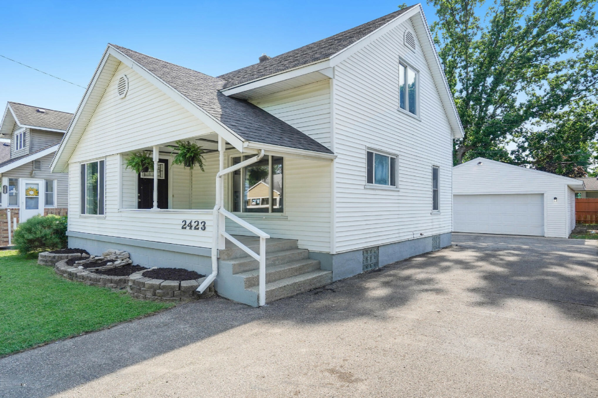 Property Photo:  2423 Lamar Avenue SW  MI 49519 