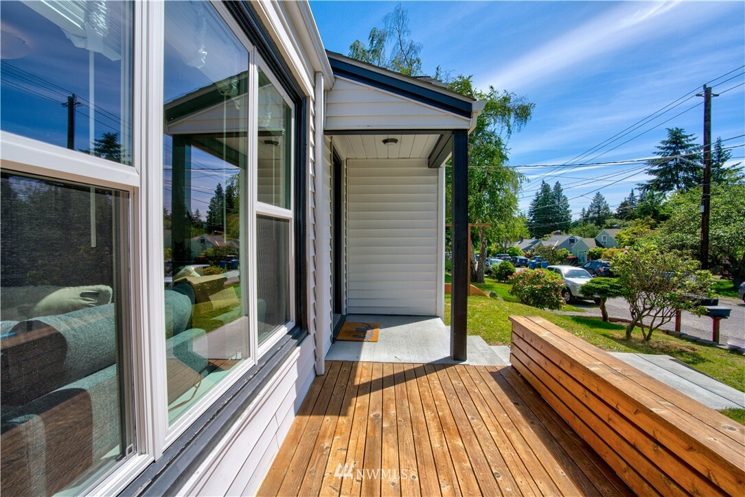 Property Photo:  11042 Evanston Avenue N  WA 98133 