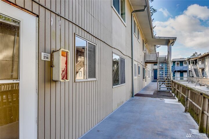 Property Photo: 465 Winslow Way E 214 WA 98110