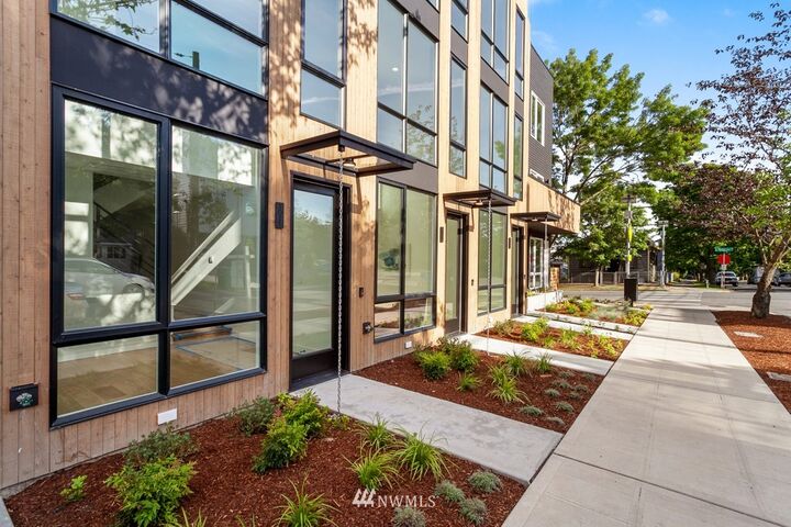 Property Photo:  102  25th Avenue  WA 98122 