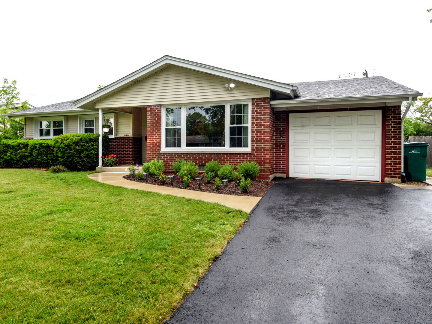 Property Photo: 782 Penrith Avenue IL 60007