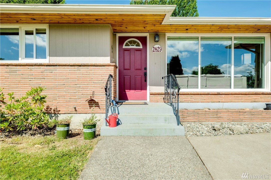 Property Photo: 2429 Veldee Avenue WA 98312