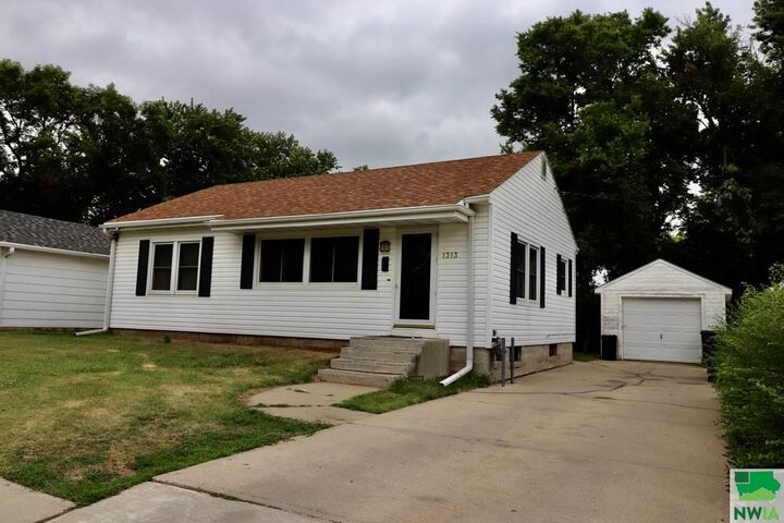1313 W 21st St.  Sioux City IA 51103 photo
