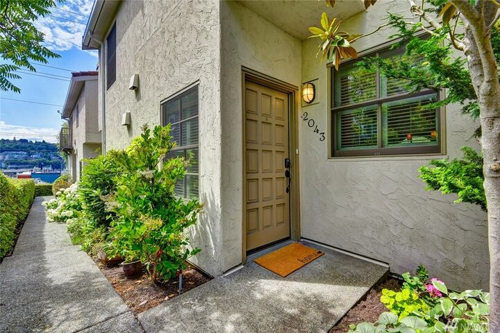 Property Photo: 2043 Minor Avenue E 4 WA 98102